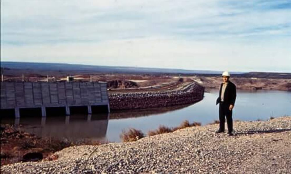 Obreros en la represa.