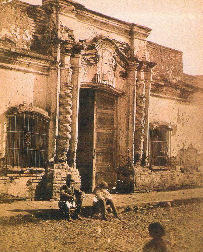 Foto a partir de la que se diseño la reconstrucción de la Casa Histórica. Fotografía de Ángel Paganelli de 1869