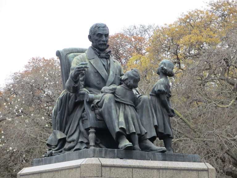 Estatua de San Martín con sus nietas