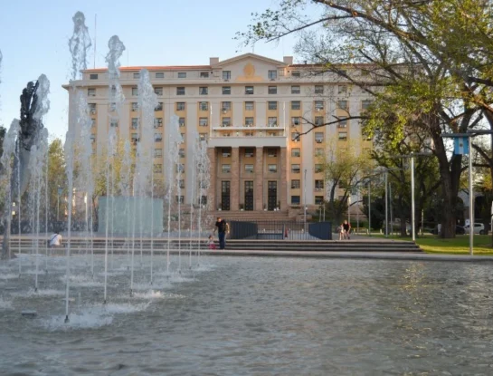 Casa de Gobierno de Mendoza: el gigante de hormigón, en pie desde 1951, que se conserva a los pies de la Cordillera de los Andes