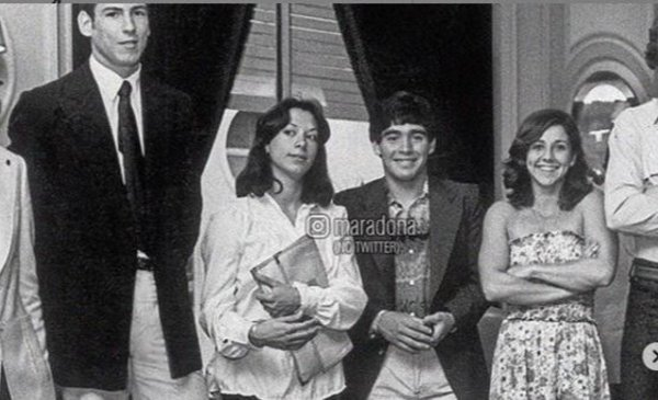 Nora Alicia Vega junto a Maradona