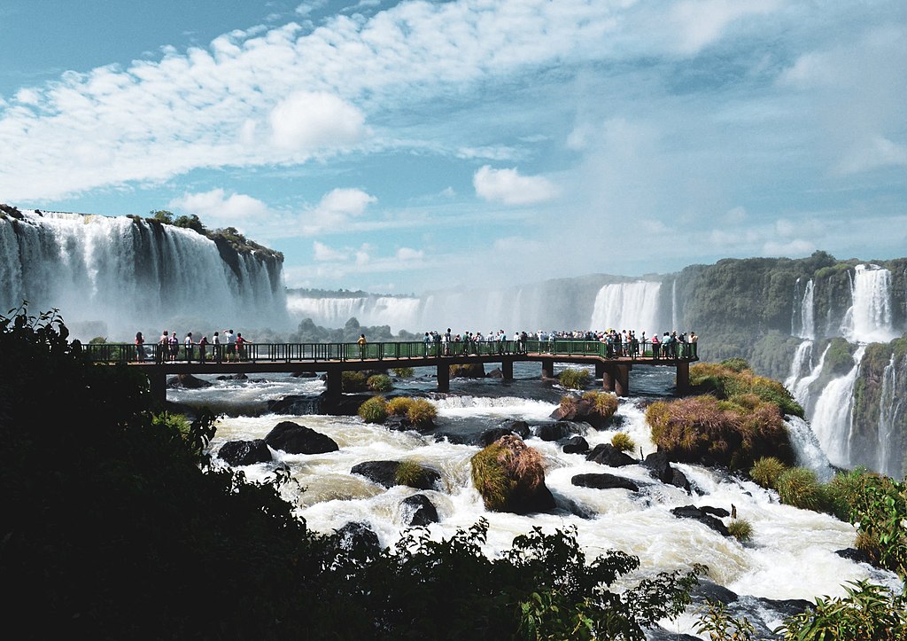 Turistas visitando las Cataratas del Iguazú 