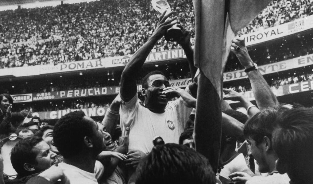 Pelé levantando la Copa Jules Rimet en 1970