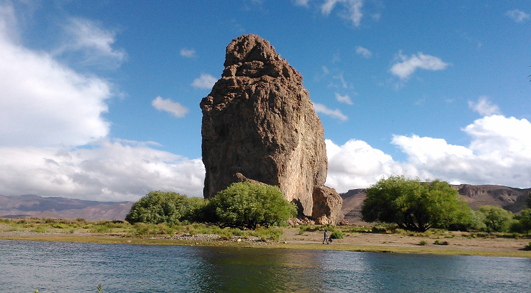 Piedra Parada desde el río Chubut.