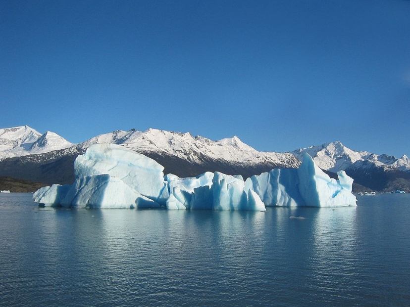 El lago más grande de Argentina y sus bloques de hielo.