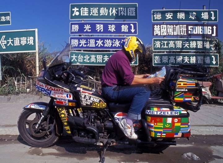 Emilio Scotto y una de las etapas de su viaje en moto más largo de la historia.