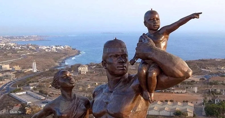Estatua del Monumento al Renacimiento Africano.