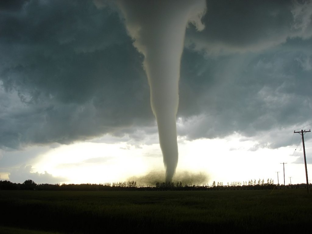 Tornado tocando tierra.