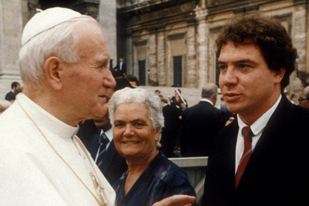 Emilio Scotto junto al Papa, en el marco del viaje en moto más largo de la historia.