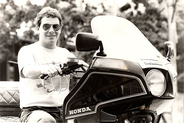 Emilio Scotto, antes de comenzar el viaje en moto más largo de la historia.