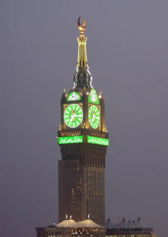 El reloj más grande del mundo iluminado con los colores de la bandera de Arabia Saudita.