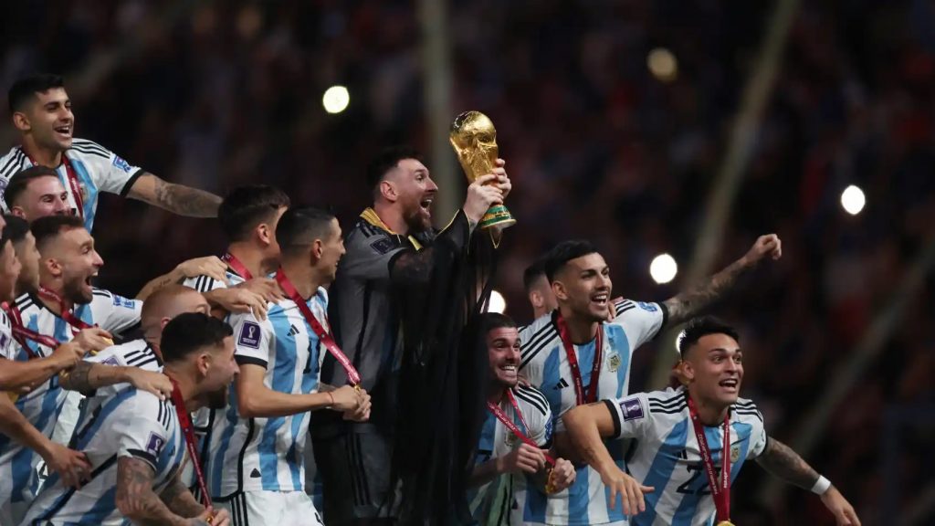 Messi y los jugadores de la Selección Argentina celebrando, como un episodio del libro "El camino de los héroes".