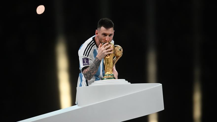 Messi y la obtención de la Copa del Mundo como uno de los temas mencionado en el libro "El camino de los héroes".