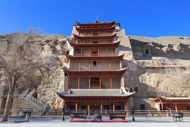 Entrada a las cuevas chinas en donde estuvo guardado el libro impreso más antiguo del mundo. 
