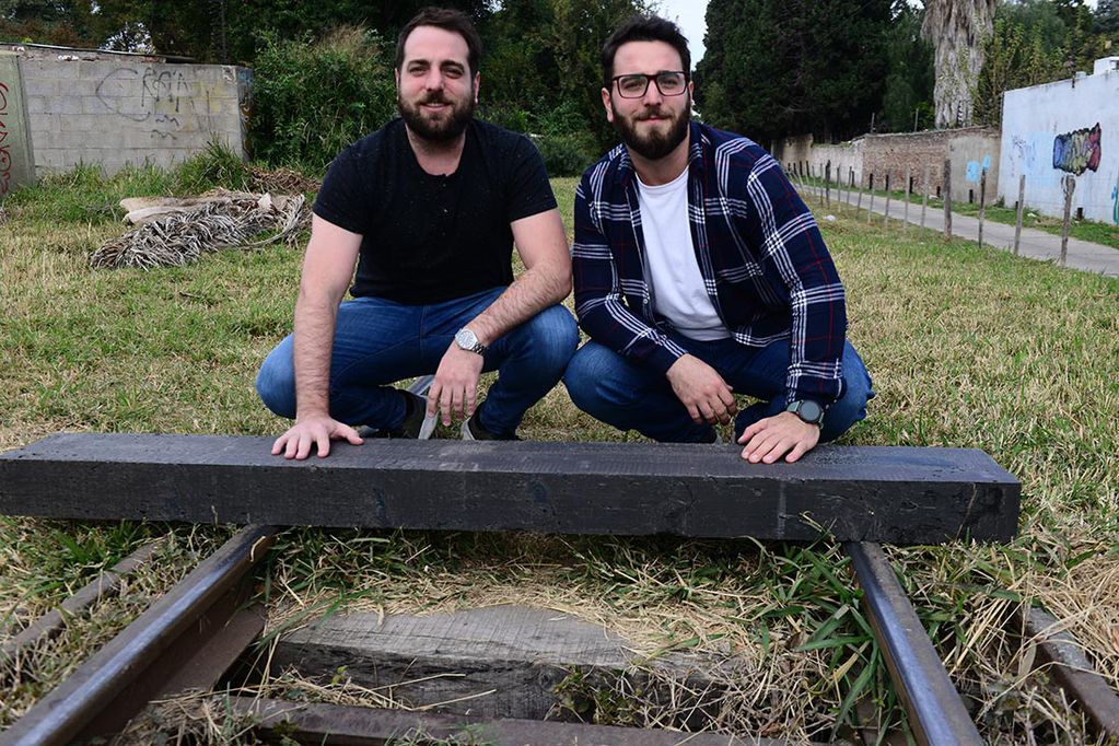 Los hermanos que se reunieron para construir los primeros durmientes ferroviarios de plástico. 
