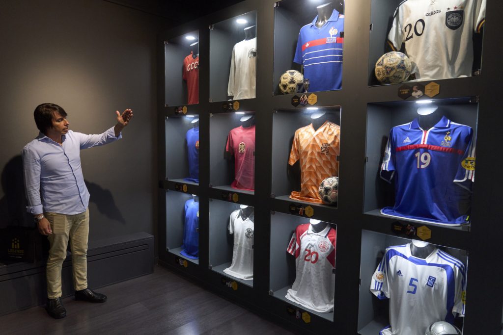 Marcelo Ordás y su colección de camisetas de fútbol más grande del mundo. 