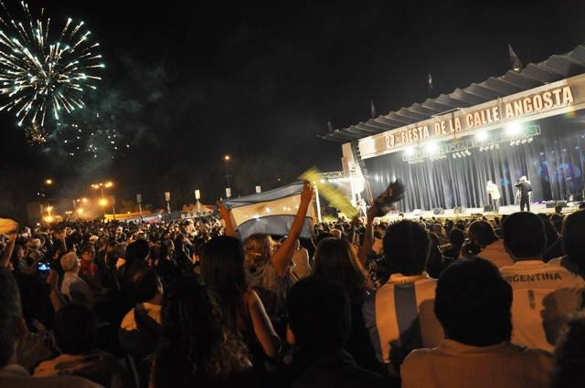 Celebración de los espectadores en la Fiesta Nacional de la Calle Angosta.