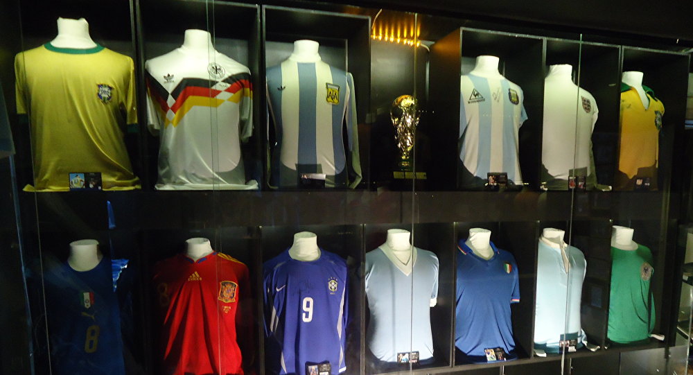 Algunas de las piezas de museo que pertenecen a la colección de camisetas de fútbol más grande del mundo. 