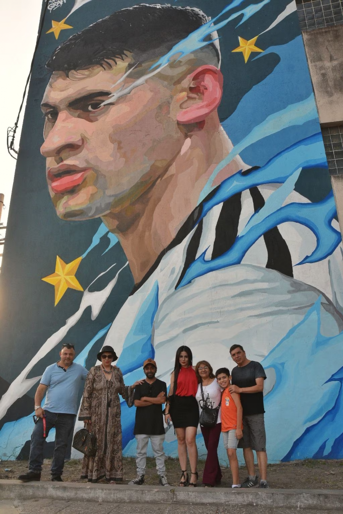 La familia del Cuti Romero junto al mural