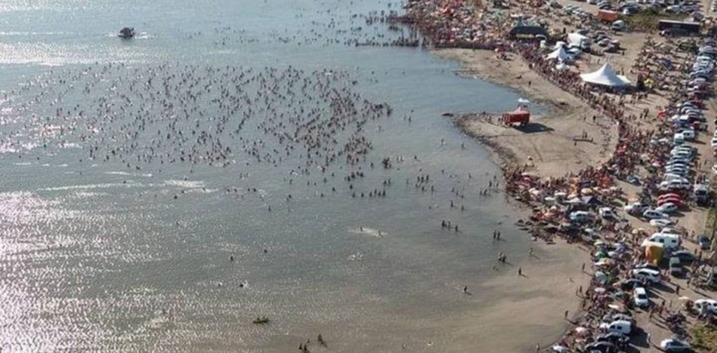 En 2017,  en el Lago Epecuén se concentró el mayor número de personas en una línea flotante a la vez (sin ninguna asistencia)