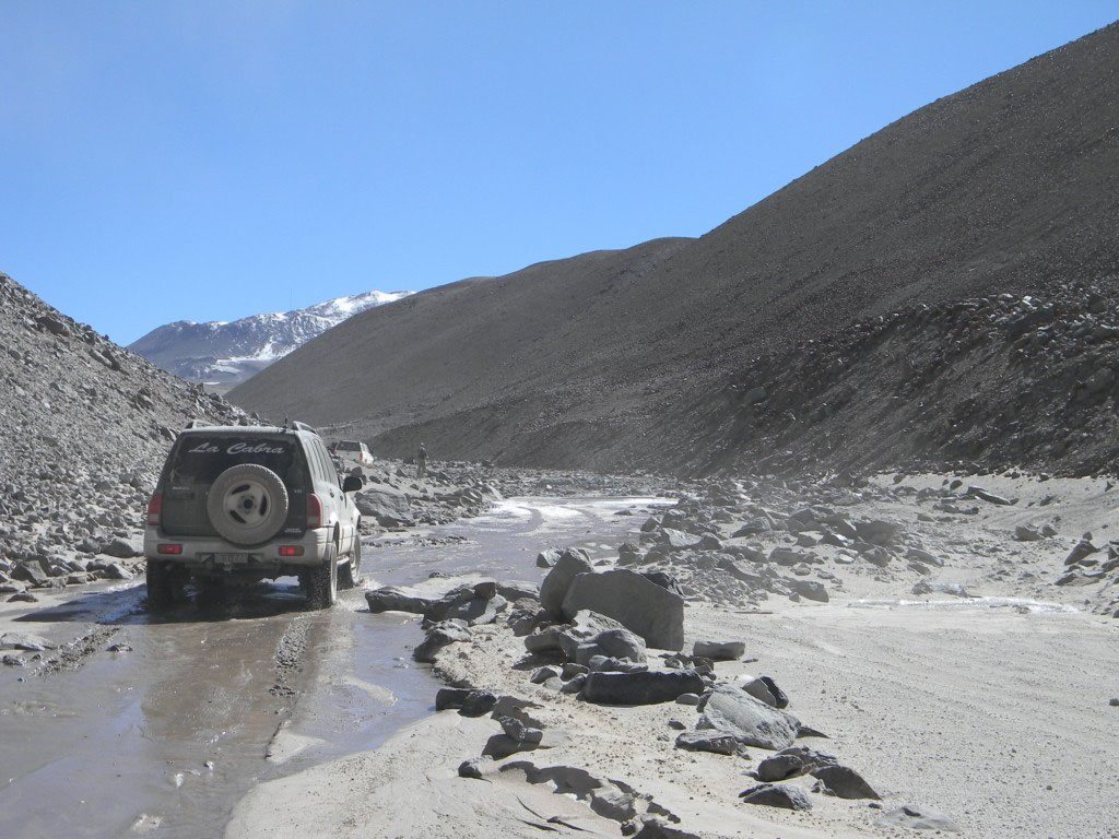 Aventura en camionetas rumbo al volcán Corona del Inca. 