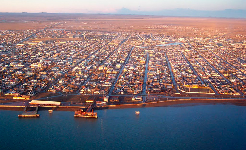 Río Gallegos, la segunda ciudad más ventosa del mundo, vista desde una toma aérea. 