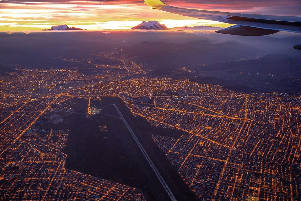 Vista aérea nocturna del aeropuerto internacional más alto del mundo. 