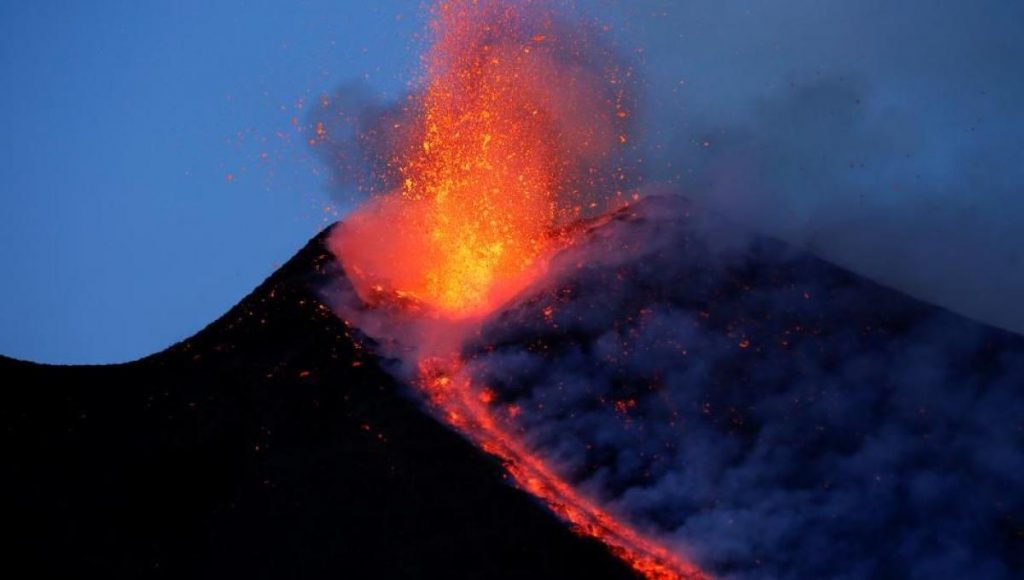 Evidencia de una erupción de un volcán activo. 