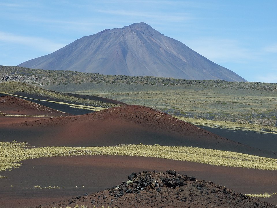 Uno de los volcanes que está rodeado por el desierto negro. 