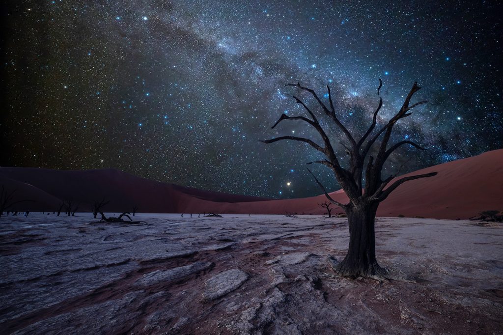 El desierto más antiguo del mundo de noche. 
