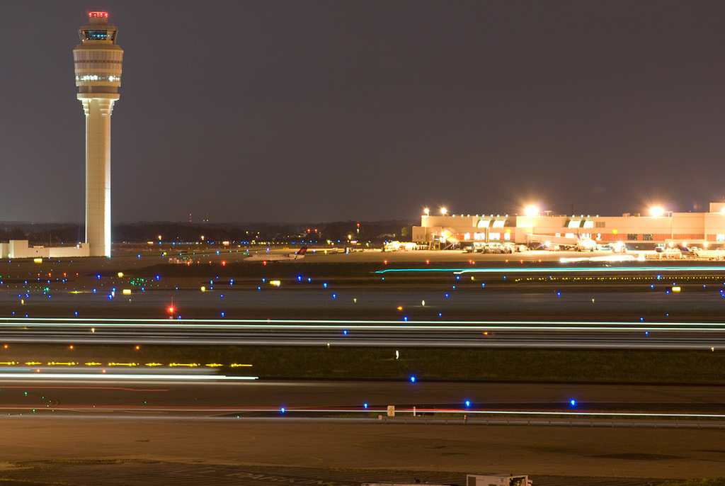 Aeropuerto más transitado del mundo de noche. 