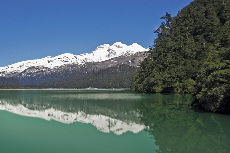 El lago Frías, que lleva el récord de precipitación mensual de Argentina, en verano.