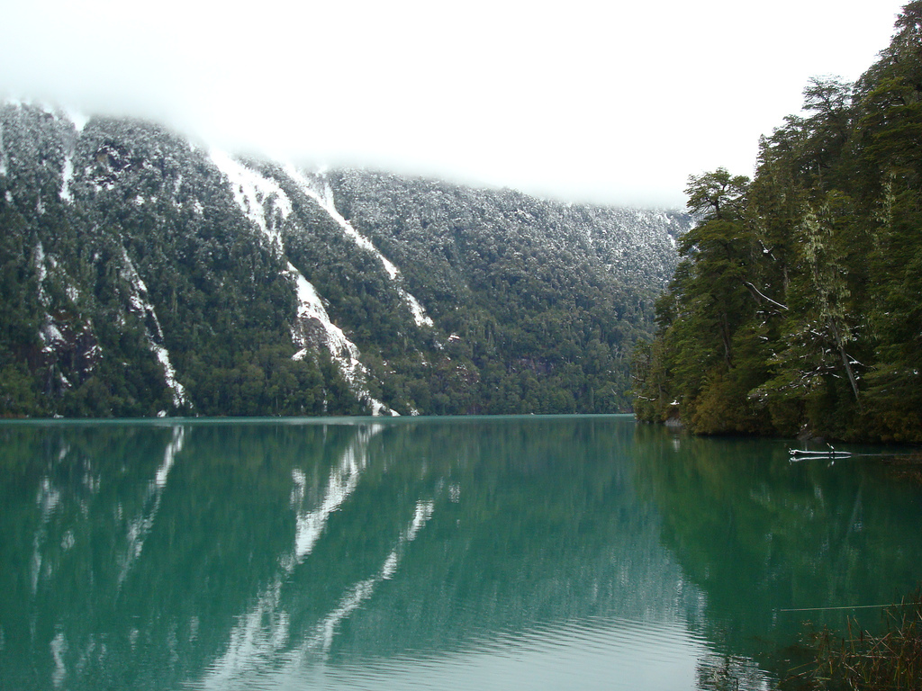 El lago Frías, que lleva el récord de precipitación mensual de Argentina, en invierno. 