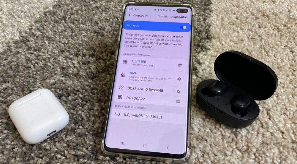 Smartphone conectado con auriculares por Bluetooth.
