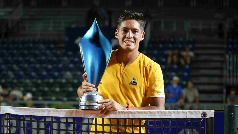 Tenista argentino con su trofeo del Córdoba Open ATP 250.