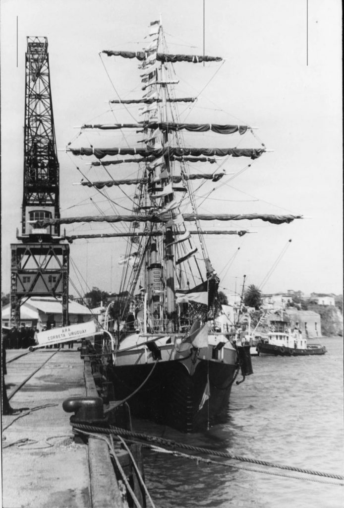 Foto antigua del buque más antiguo de Argentina.