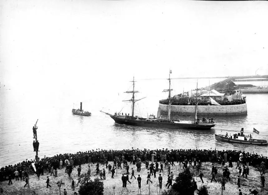 El buque más antiguo de Argentina partiendo rumbo a su famoso rescate en la Antártida de 1903.