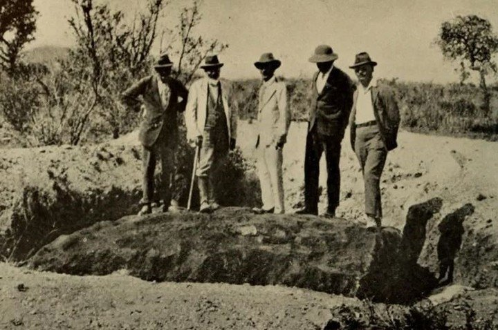 El meteorito antes de ser completamente desenterrado