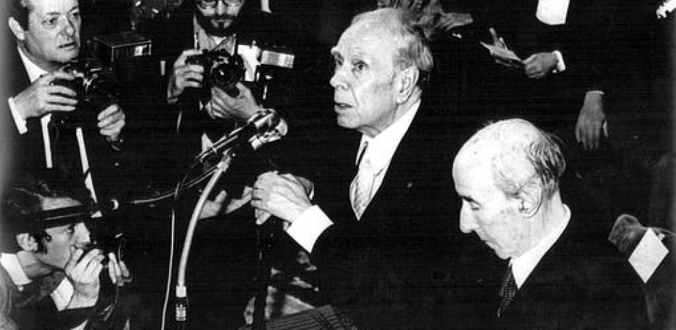 Jorge Luis Borges recibiendo el Premio Cervantes