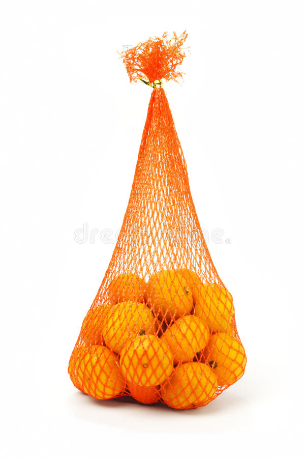 Naranjas envueltas en una red. 
