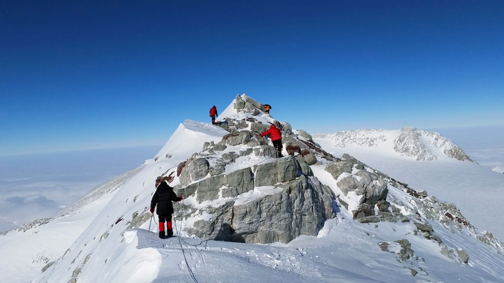 Escaladores llegando al punto más alto de la Antártida.