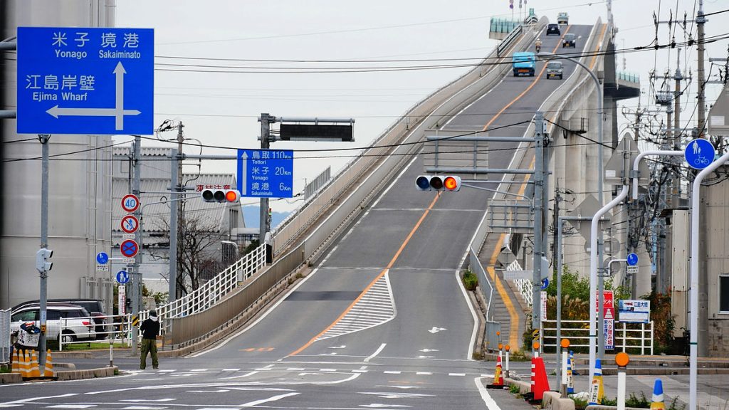Puente Eshima Ohashi observado desde uno de sus extremos. 