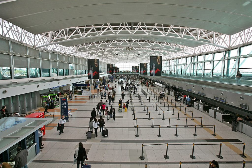 Interior de el Aeropuerto de Ezeiza, uno de los aeropuertos más transitados del país. 