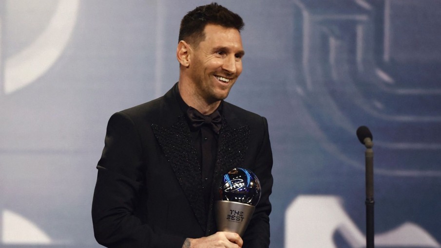 Lionel Messi sosteniendo su último premio, días antes de comunicar la noticia sobre su serie de animación. 