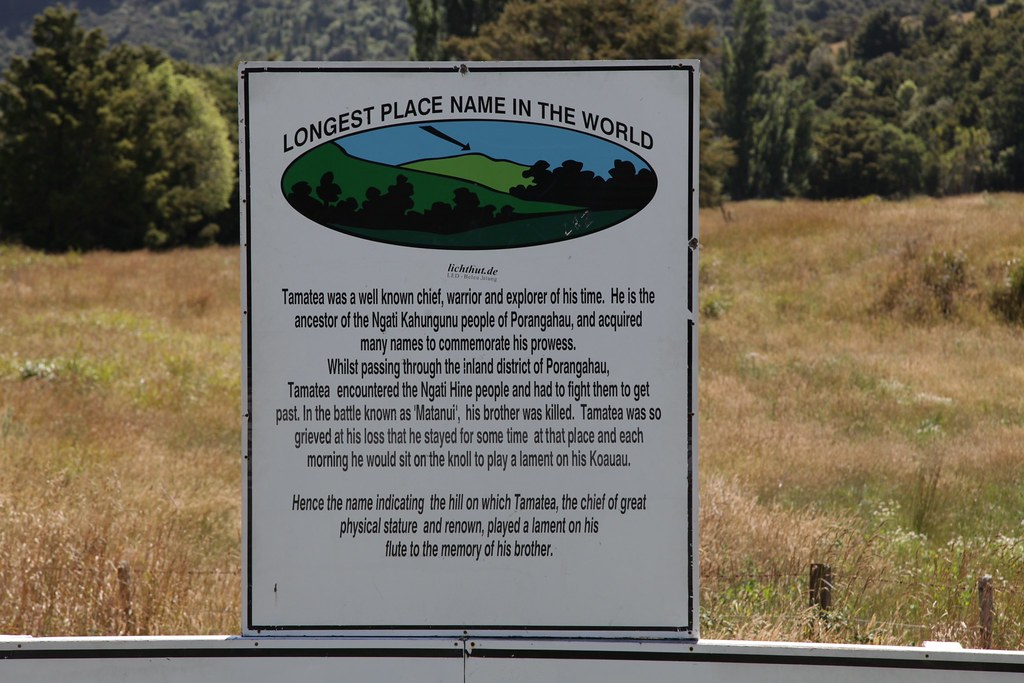 Descripción del cartel ubicado frente a la montaña con el nombre más largo del mundo. 