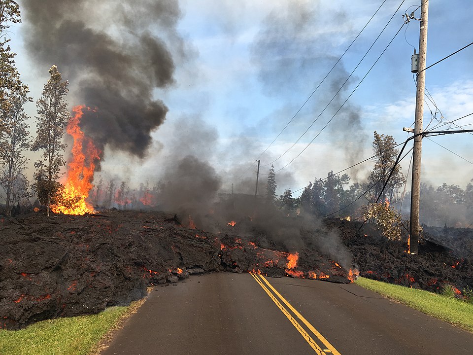 Calles de Hawái afectadas por el avance de la lava que lanzó el volcán más activo del mundo. 