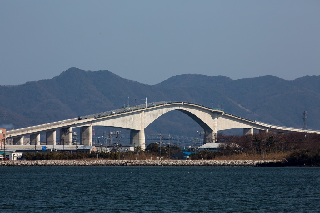 El puente Eshima Ohashi observado a la distancia. 