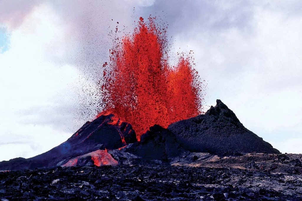 El volcán más activo del mundo en plena erupción. 