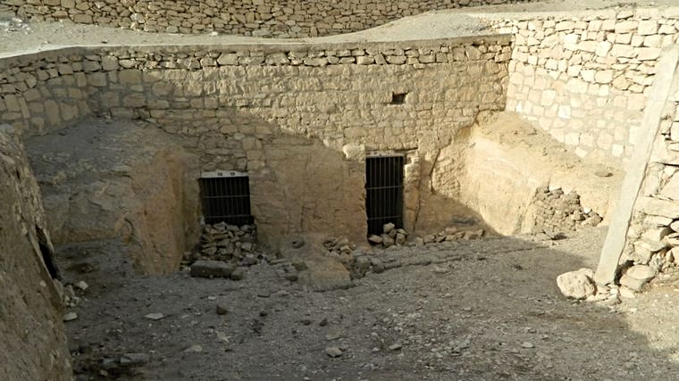 Puerta principal de la tumba de Egipto encontrada por las arqueólogas de Argentina.