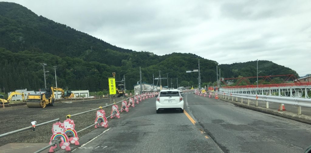Barreras de Hello Kitty en las rutas de Japón. 